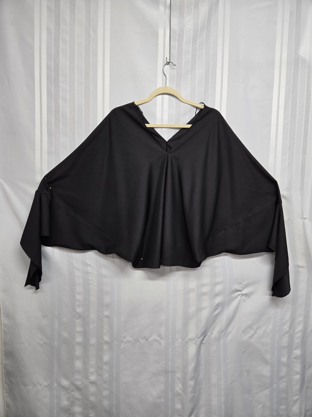 EE SOME Women’s Black V-Neck Batwing PONCHO Top SIZE MEDIUM